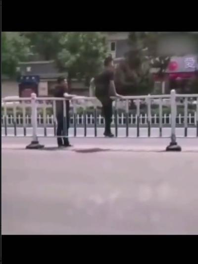 两人过马路搞笑,两人过马路，笑料百出！